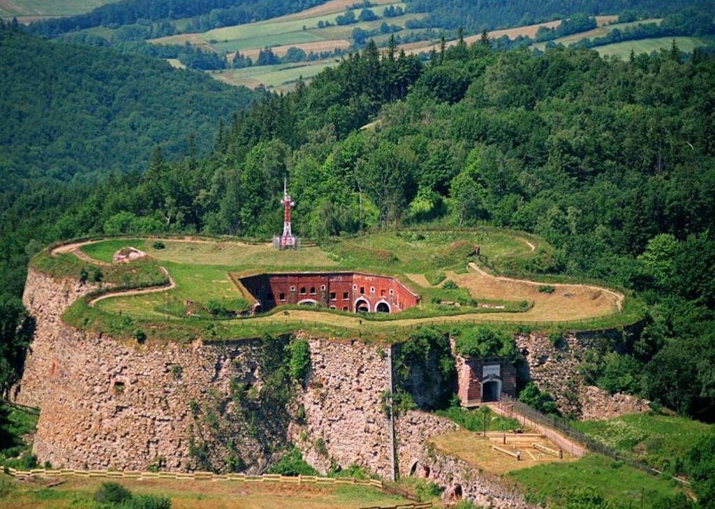 Festung Silberberg (Srebrna Góra), der das Eulengebirge von dem Warthagebirge trennt - Foto: Ksiestwo Quelle: wikimedia.org