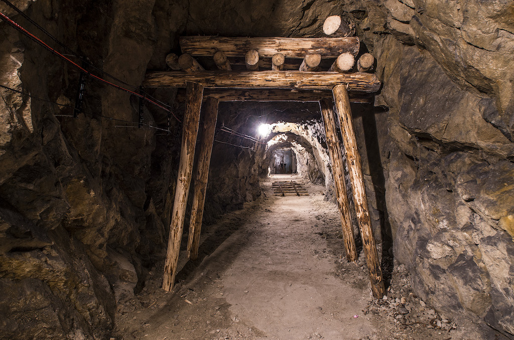 Der Untergrund des Schlosses wurde im Rahmen des Naziprojektes „Riese” Tunnelanlagen gegraben – Foto: Adrian Sitko