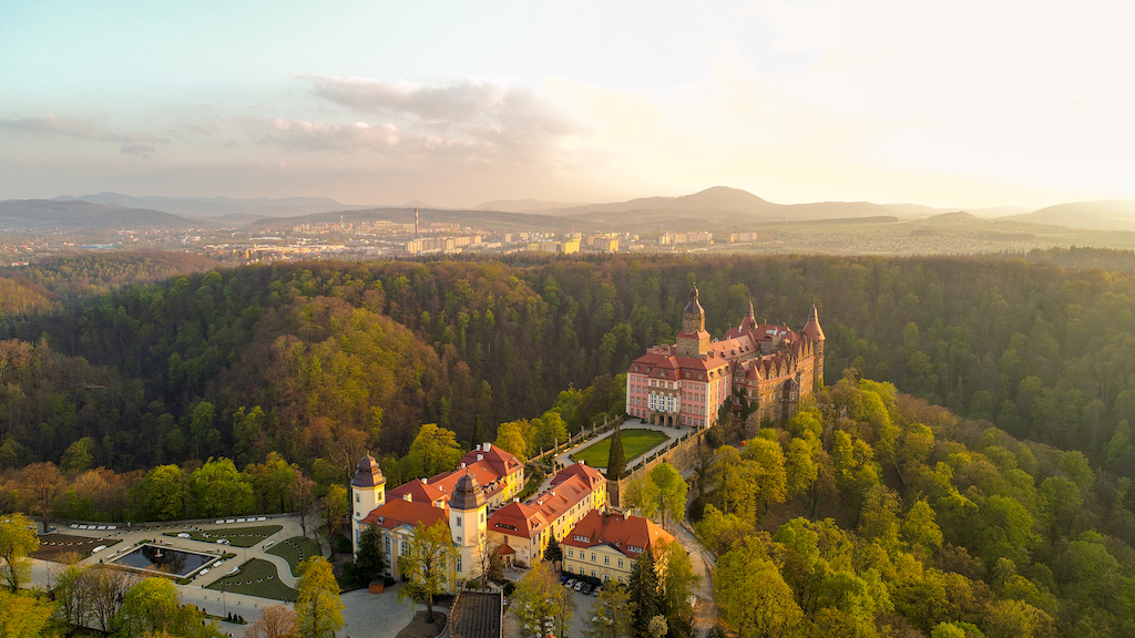 Schloss Fürstenstein, im Hintergrund Waldenburg und die Waldenburger Berge – Foto: Michał Jabłoński