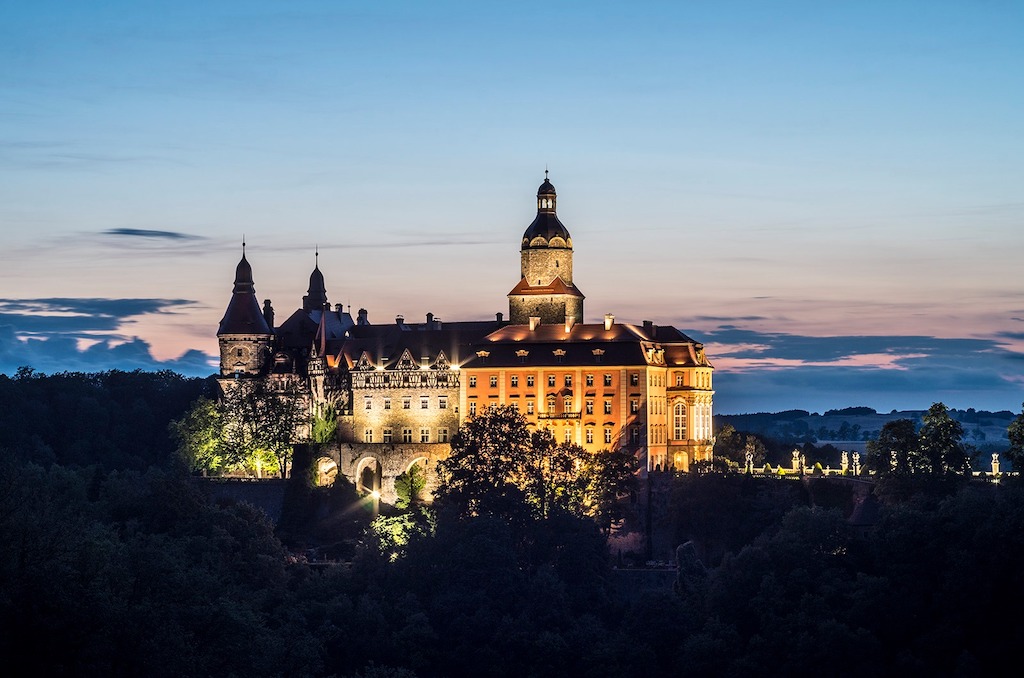 Das Schloss ist in der Nacht wunderbar angestrahlt – Foto: Adrian Sitko